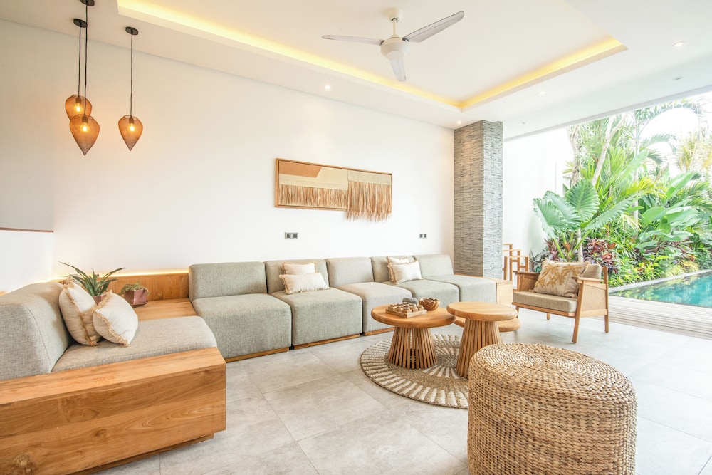 Coastal Comfort: Cozy 4BR Villa, 5 Min Walk to Finns Beach