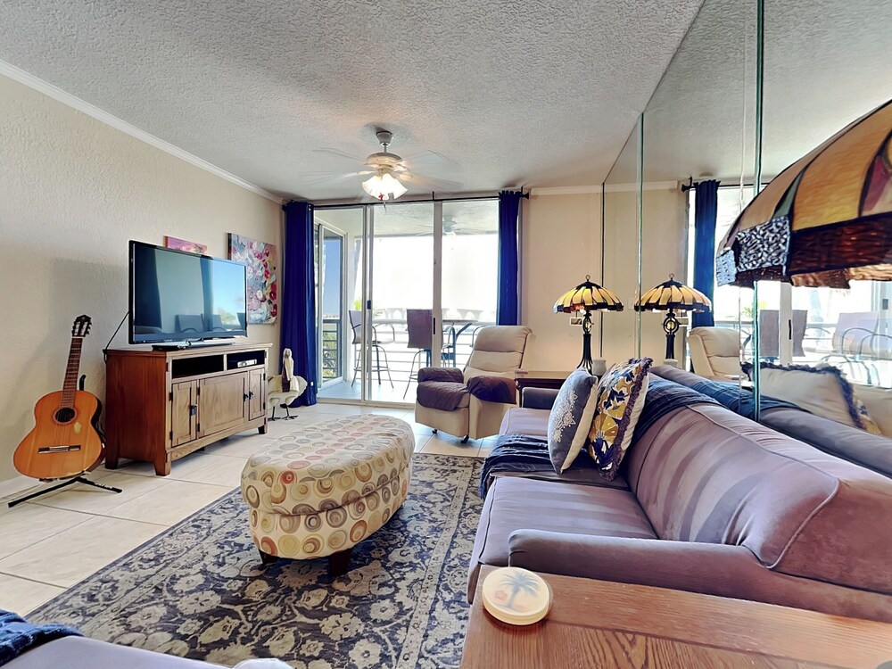 Bahia Vista 9-521 by Distinctive Beach Rentals