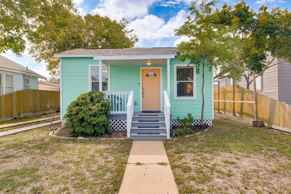Galveston Vacation Rental: Deck & Central Location