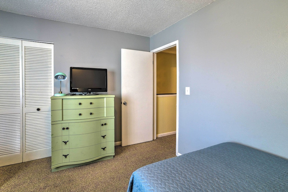 Beautiful PCB Townhome: Balcony & Resort Amenities