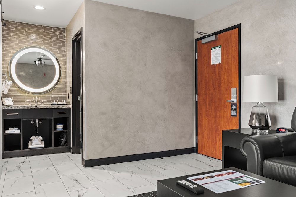 Ellis Island Hotel - Image 4