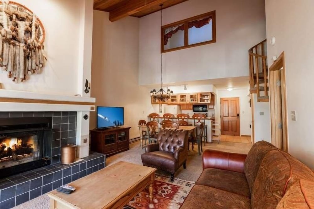Townsend Place With Largest Outdoor Hot Tub and Ski-in Ski-out Access by Redawning - Property Image 7