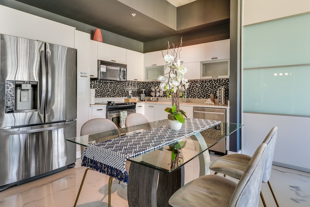Luxe Downtown Miami Apt: Balcony, Pools, City View