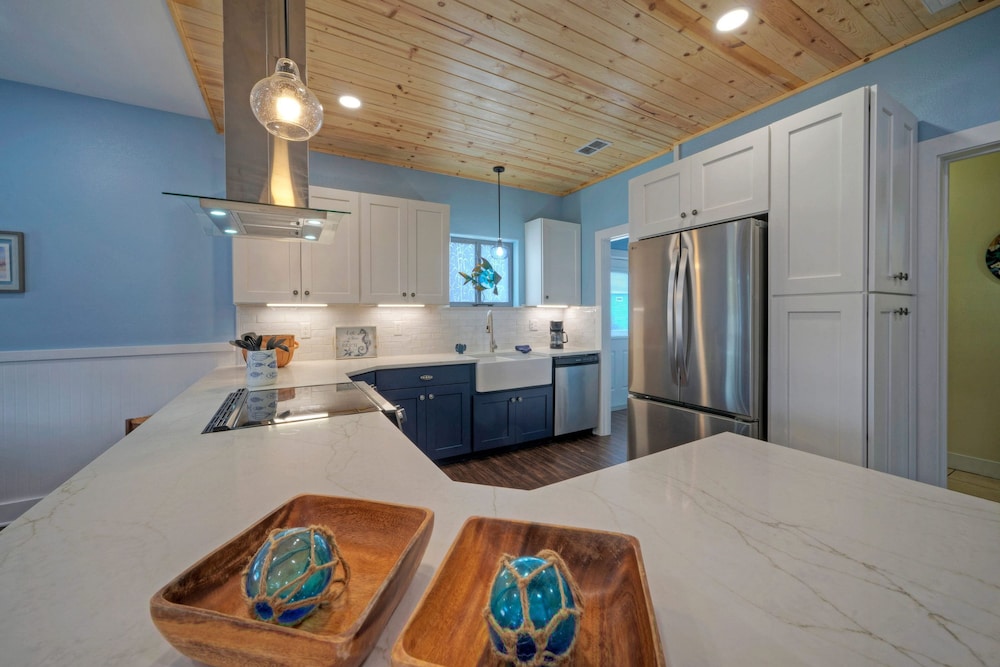 Leave of Absence Luxe Coastal Stay w Pool Outdoor Dining Minutes to Beach