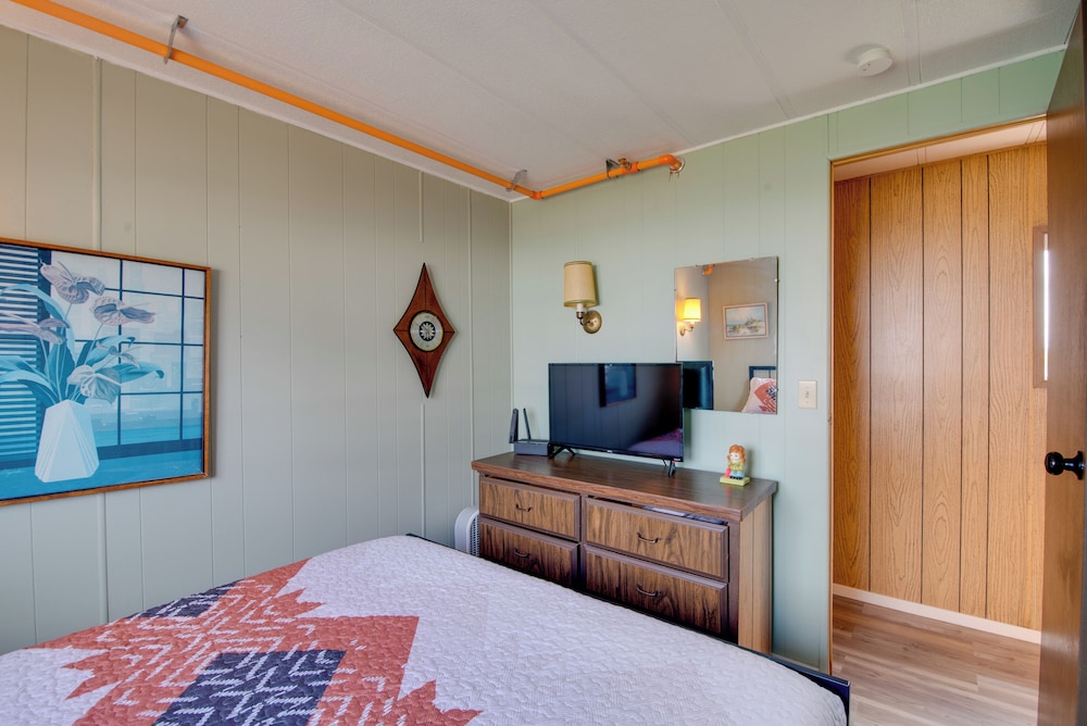 Walk to Beach! Fun Retro Retreat in Ocean Shores