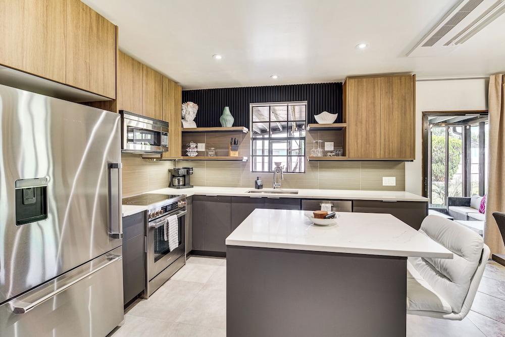 Walk to Beach & Eats: Modern Indialantic Apt