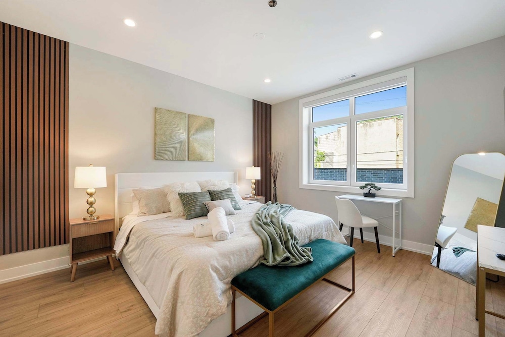 Modern 2br2ba Condo Free Parking and Balcony