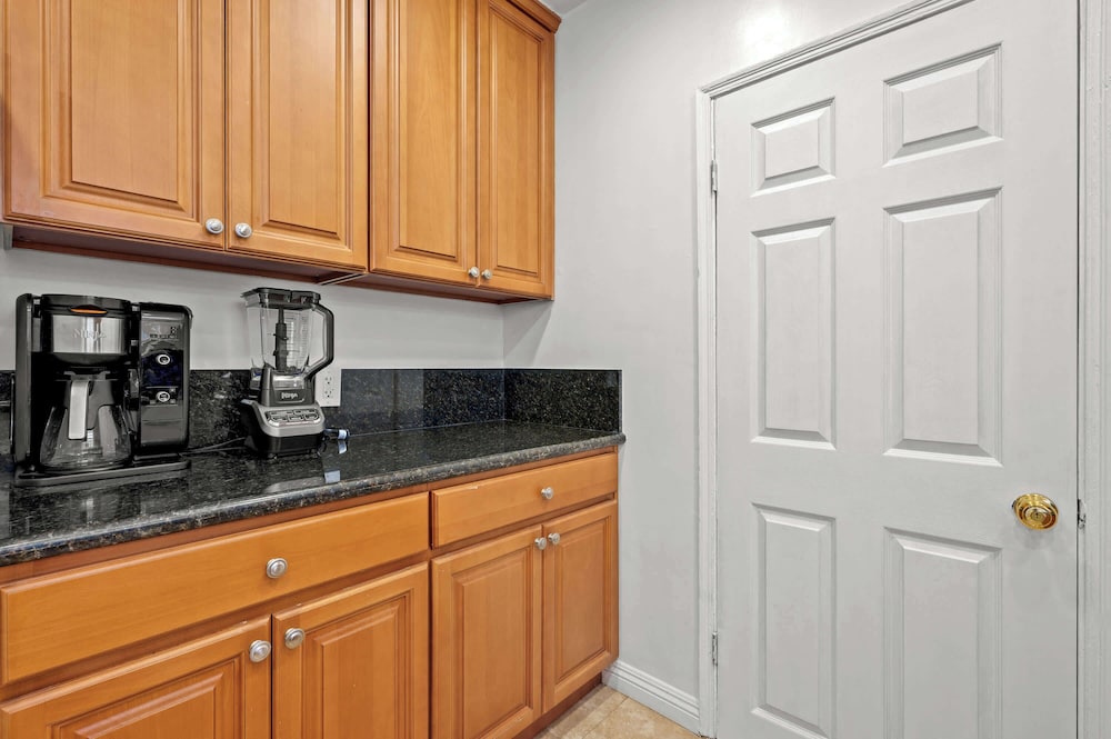 Comfortable Home Near LA With Full Kitchen & Laundry