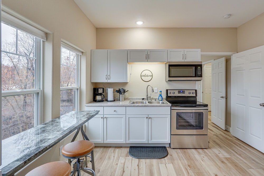Lake Ozark Apartment w/ Balcony < 1 Mi to Water!