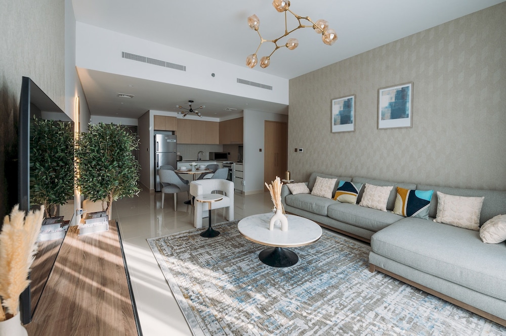 Elegant Stay: Balcony & Stunning Dubai Creek Views
