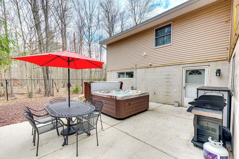 Pet-friendly Pocono Lake Home w/ Private Hot Tub! view 3