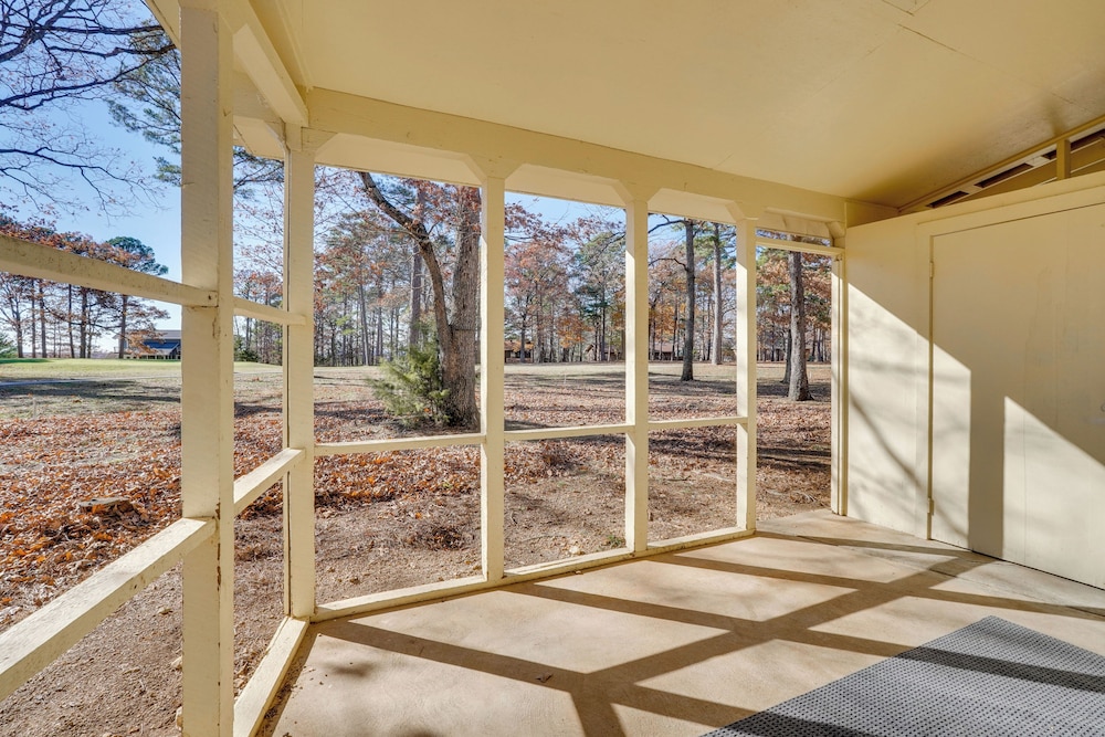 Chic Farmhouse, 3Mi to Lake-pet Friendly & Golfing