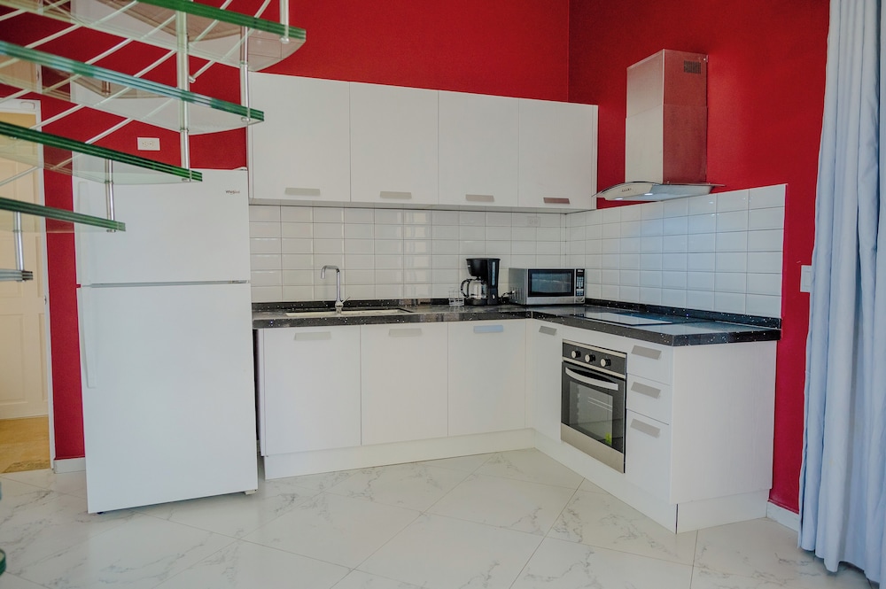 Spacious 4-bedroom Apartment 2 km From Eagle Beach - Dream Suites Aruba