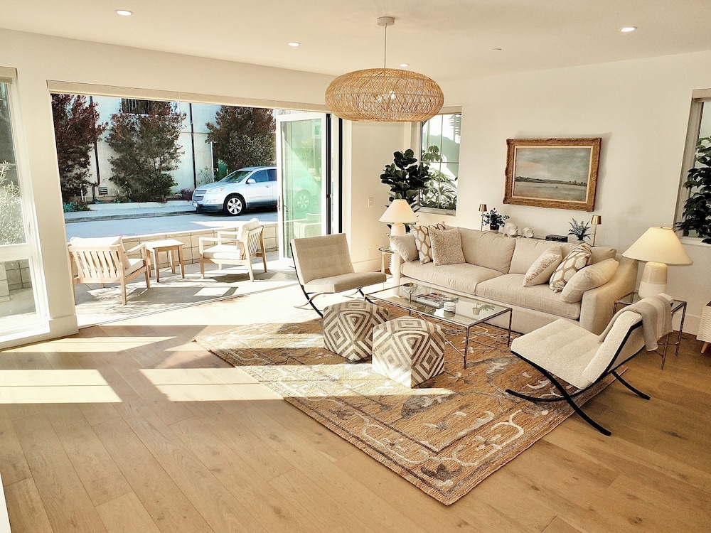 Beach Paradise Stunning 3-story in Long Beach!