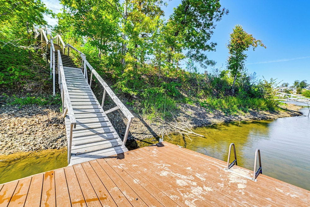 Large Deck & Shared Dock: Cabin on Kentucky Lake!