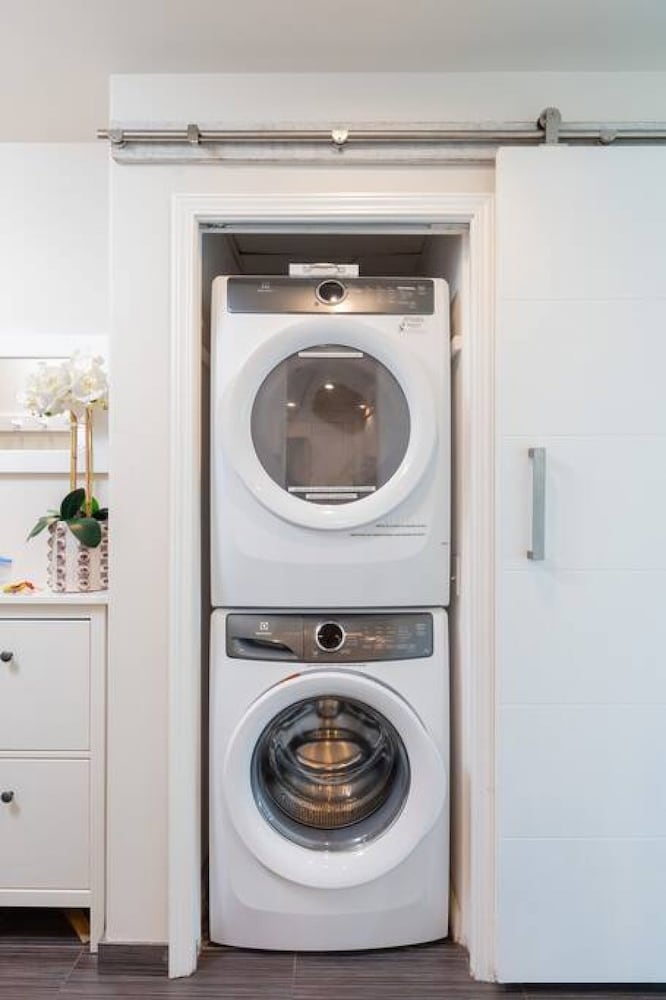 Beautiful 2 Bdrm 2bath Condo Downtown With Views of the Ocean - Image 5