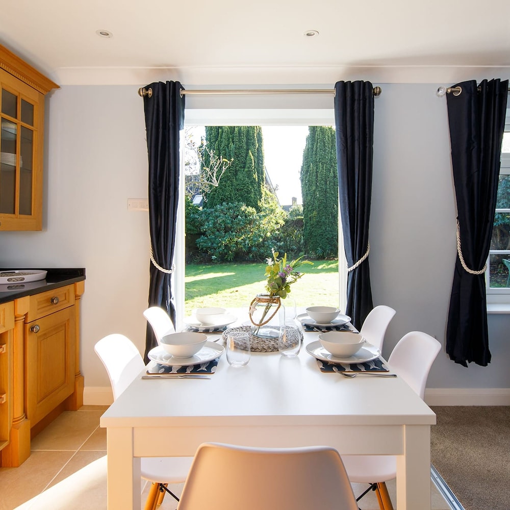 Quaint Coastal Cottage - 5 Mins From Beach view 2