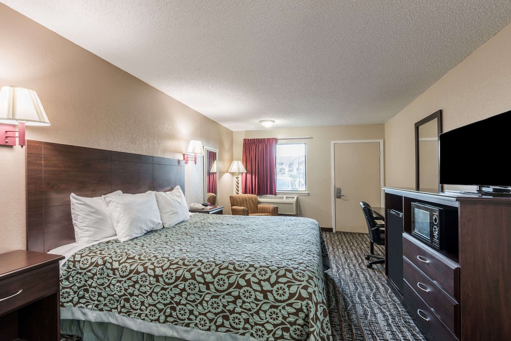 Days Inn by Wyndham San Marcos view 4