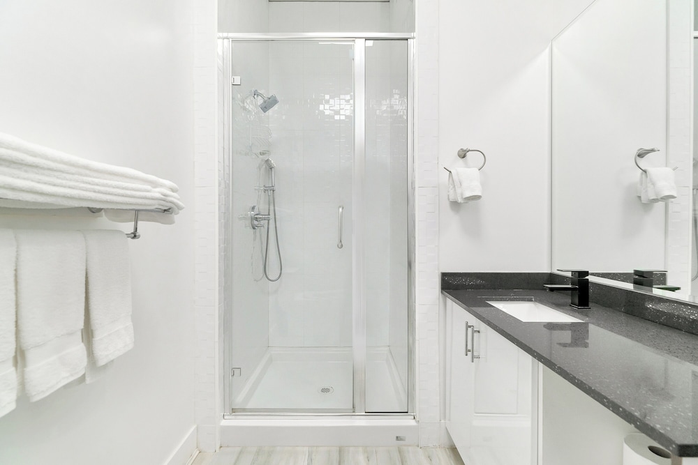 Charming 1BR Lakeside
