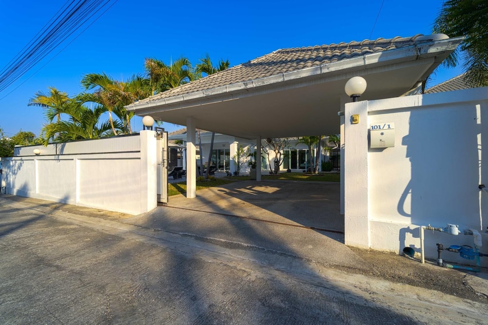 Modern Private 3 Bedroom Pool Villa GA1