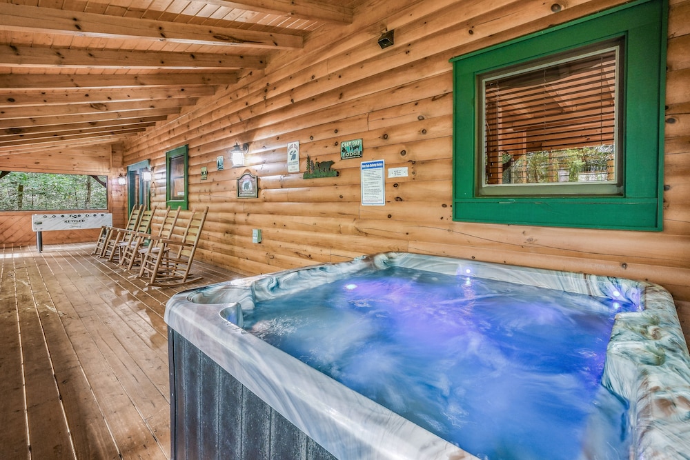 A Mountain Spirit 3 Bedroom Cabin by RedAwning