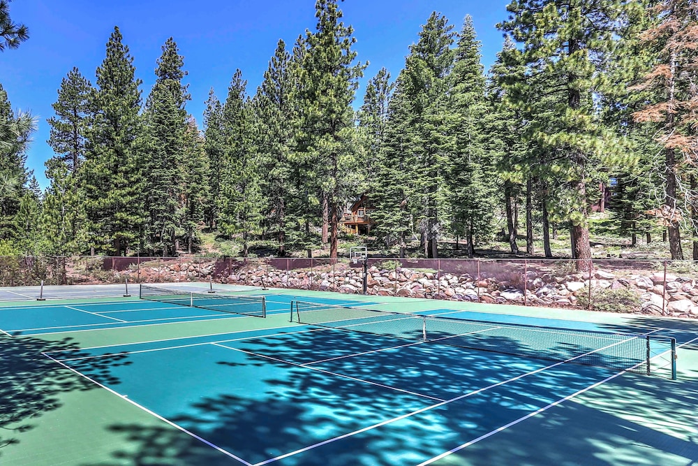 1 Mi to Lake Tahoe: Condo w/ Pool Access