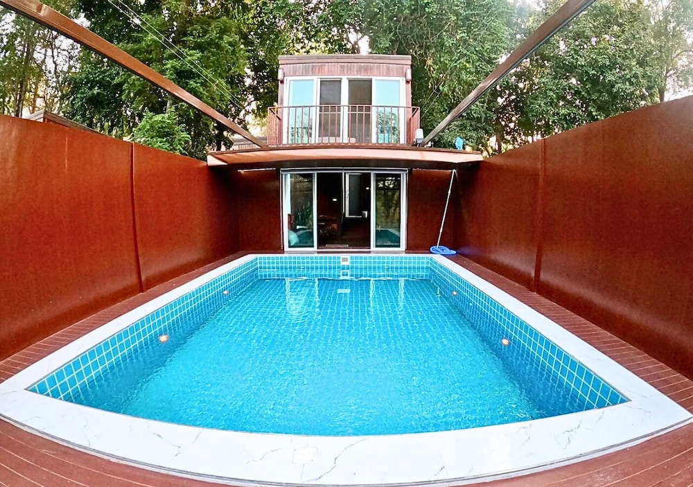 19 Degrees Resort