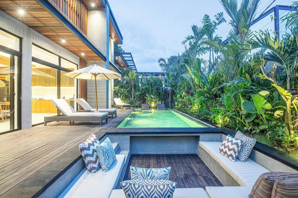 Luxury 5BR Retreat, 400m From Café Del Mar Shore