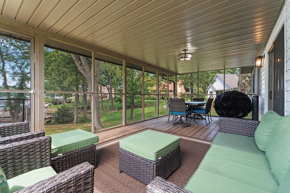 Lake Norman Waterfront Home w/ Covered Porch, Sunset Views & Easy Access to Dining, Shopping & Uptown Charlotte Adventures Sunsets on Shoreline
