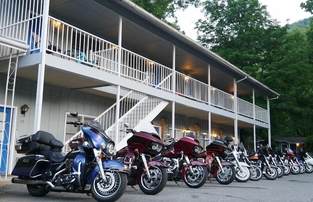 Meadowlark Motel with Restaurant & Bar
