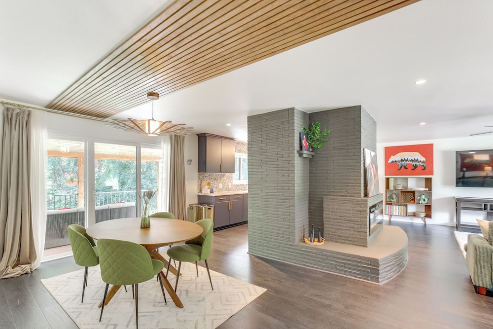 Modern Creekside Retreat 1 Mi to Spirit Mtn Casino