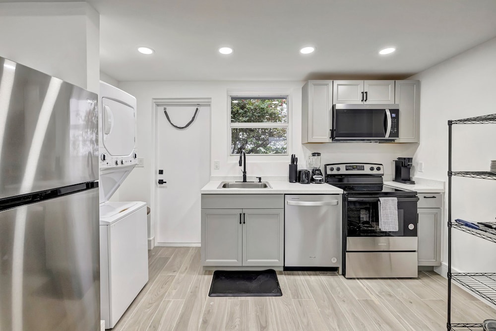 2BR 1BA off Las Olas Steps to Beach