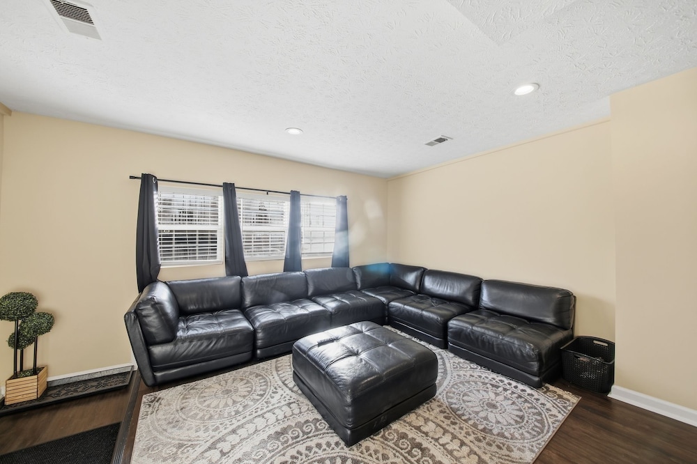 Spacious 2br Home North of Downtown Cincinnati 2 Bedroom Home