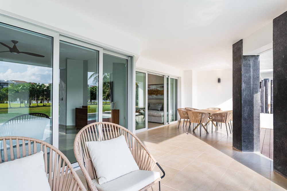 Casa Bellisima ! 2 bedroom swim up 2 Apts by RedAwning