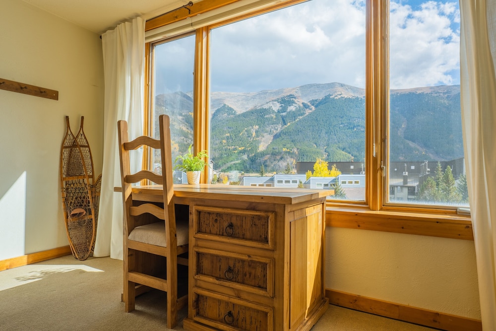 Comfortable Cozy Condo - Short Walk to American Eagle Lift - SH402 by RedAwning