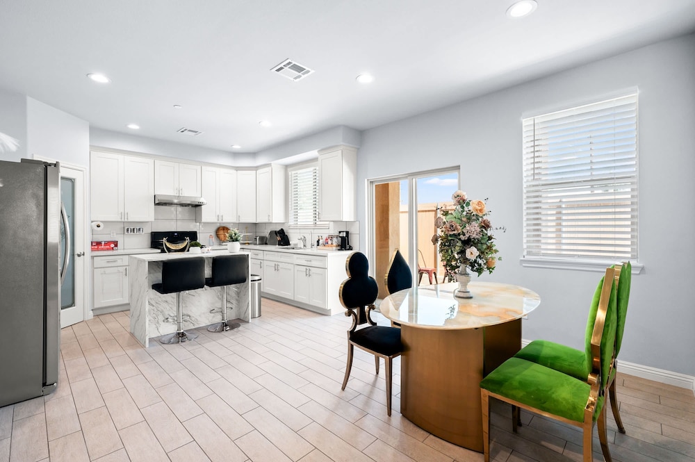 Modern Spacious Home Bright Family Group Friendly
