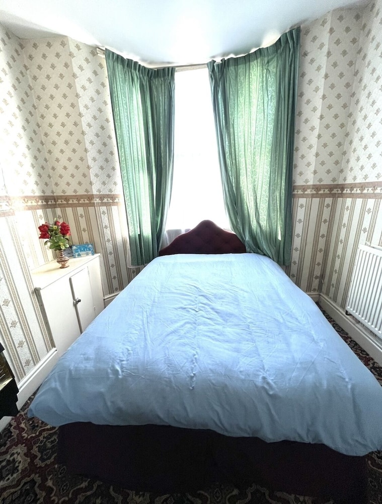 Lovely 3-bed House in Coventry Airbnb Property view 4