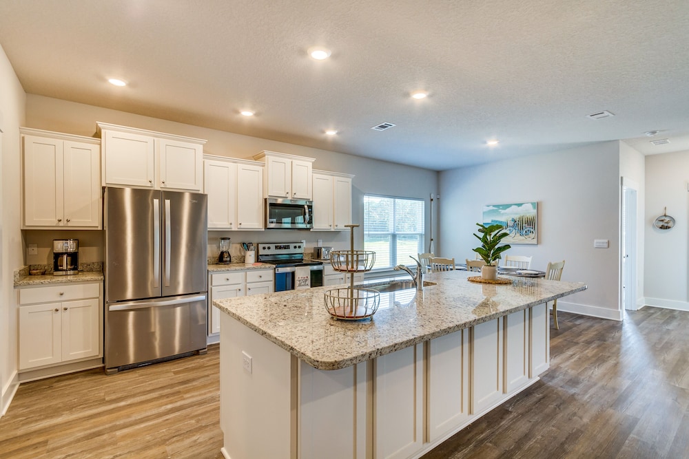 Gulf Breeze Home Rental: 8 Mi to Pensacola Beach!