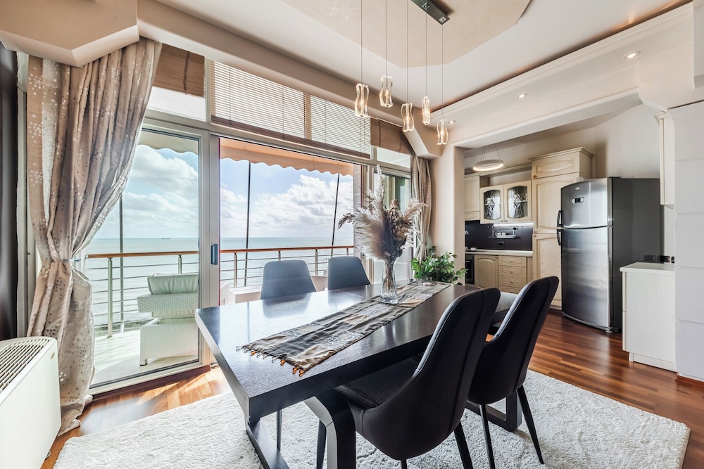 Vollga Luxury Seafront Suite