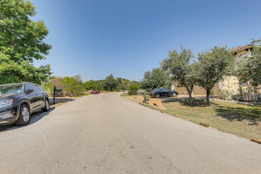 5 Mi to Lake Travis: Pet-friendly Home w/ Yard!