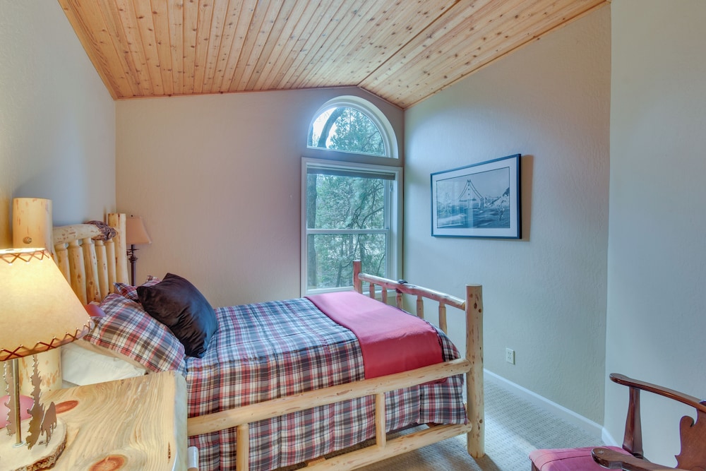 Hot Tub + Pool Table: Cabin Near Calaveras Park!