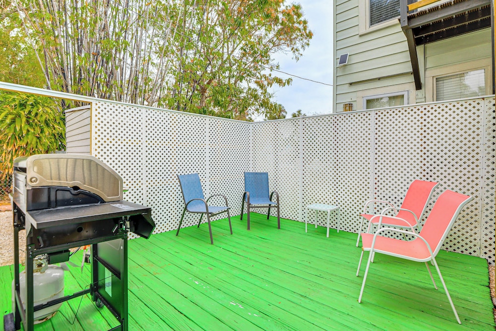 Walk to Manatee River: Palmetto Unit w/ Sunroom