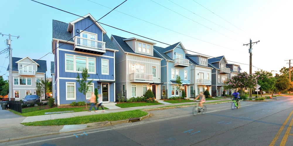 Sleeps 36, 3 Homes Walk to Germantown Modern Townhomes Near DT Avantstay