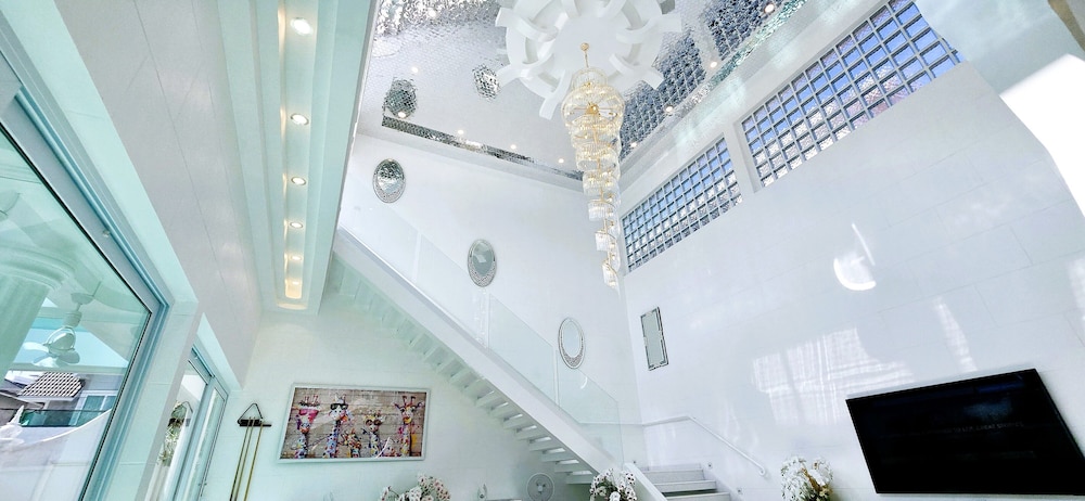 STARLAND Luxury Pool Villa Pattaya 8 Bedrooms