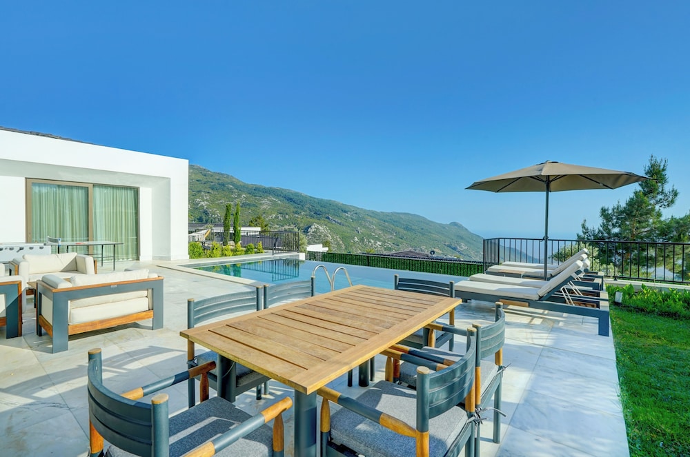 Pluto-1 PLANET LUXURY VILLAS