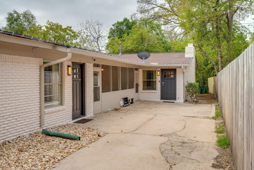 Walk to UT Austin! Charming Duplex w/ Game Room