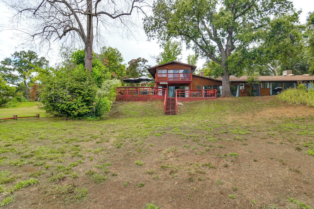 5 Mi to Lake Oroville: Huge Riverfront Home!