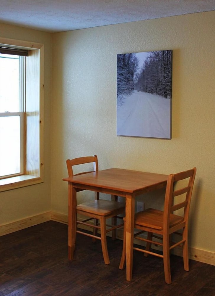 Tahquamenon Suites Lodging