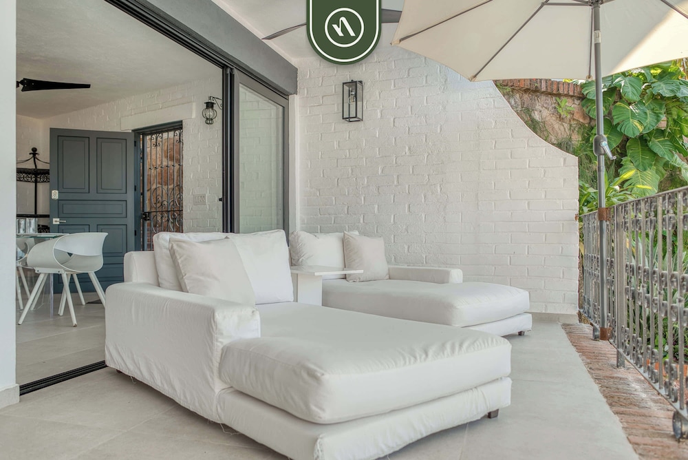 Oceanview 2 BR Unit- Steps Away From Beach - Pool
