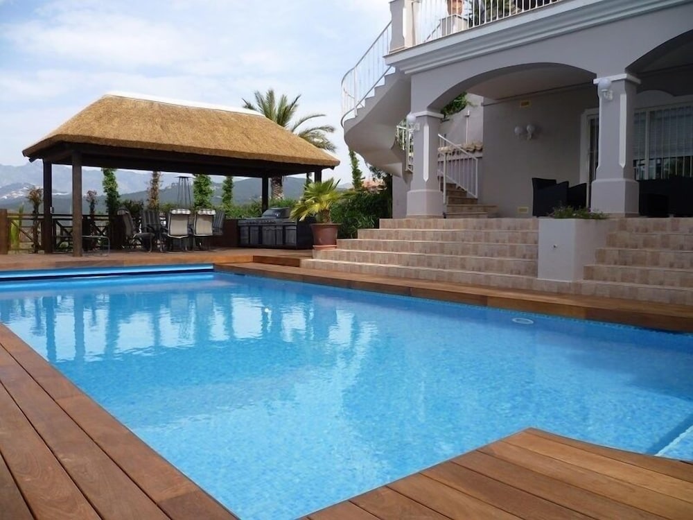 Luxury Villa With Pool & Jacuzzi - Image 3